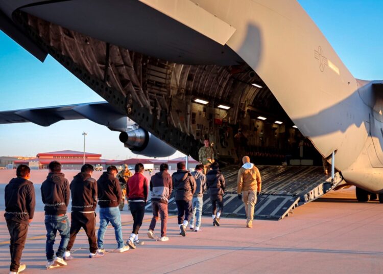 Inmigrantes entran en un vuelo militar para ser deportados. Foto: EFE.