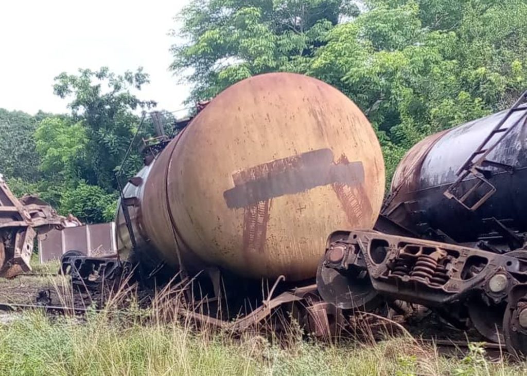Derailment of a load train causes a honey spill in Mayabeque