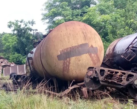 Derailment of a load train causes a honey spill in Mayabeque