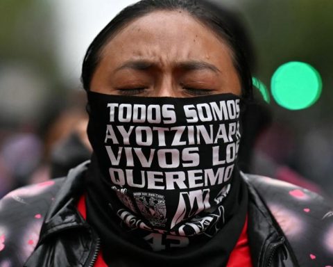 Despair marks the anniversary of the disappearance of 43 students in Mexico