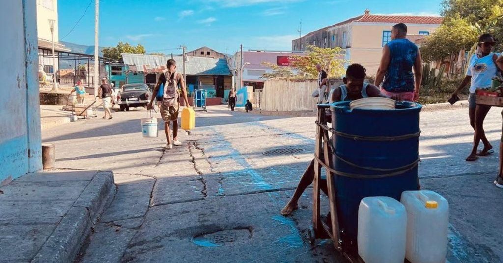 Desperate to get water, Santiagueros travel the streets with carts and cubes