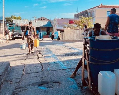 Desperate to get water, Santiagueros travel the streets with carts and cubes