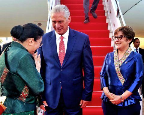 Díaz-Canel arrives at Laos, third stop on his tour of Asia