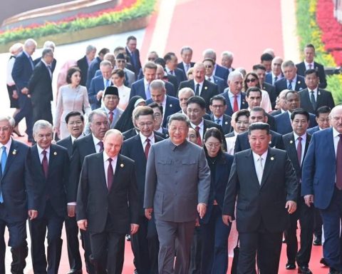 Díaz-Canel is in the photo with Xi Jinping, Putin and Kim Jong-un, but in the fifth row