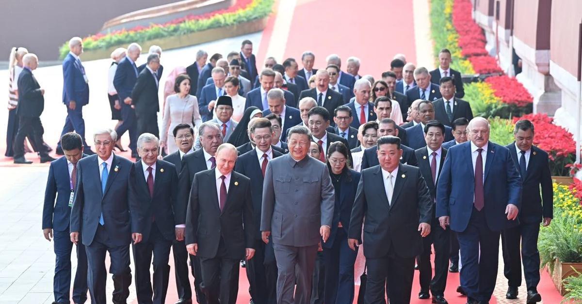 Díaz-Canel is in the photo with Xi Jinping, Putin and Kim Jong-un, but in the fifth row