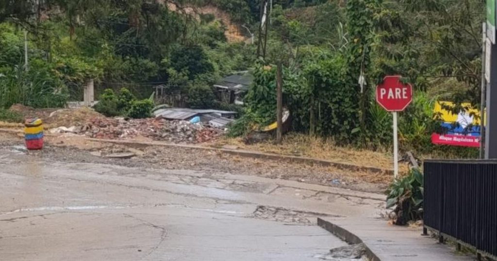 Disable cylinder with a flag of dissidents in front of Kindergarten in Anorí (Antioquia)