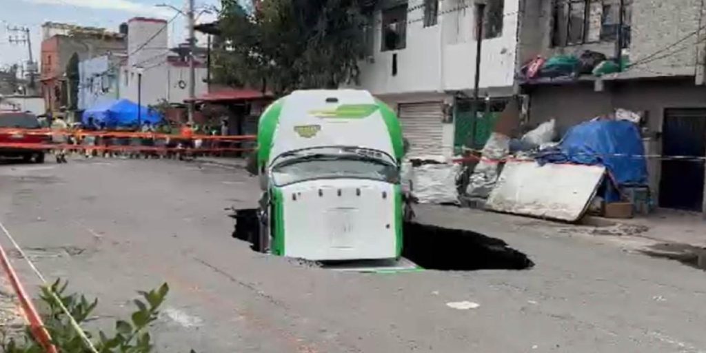 Distributor truck sinks in Mega Socavón 12 meters in Iztapalapa