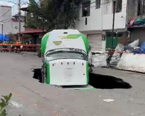 Distributor truck sinks in Mega Socavón 12 meters in Iztapalapa