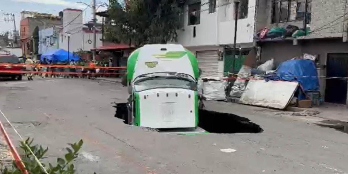 Distributor truck sinks in Mega Socavón 12 meters in Iztapalapa