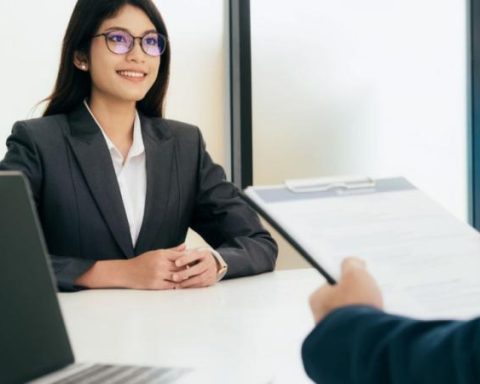 Do you review your networks when looking for work? What every Colombian should know