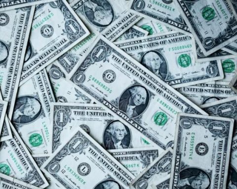 Dollar cuts the losses that led him to be below $ 3,900 this Friday