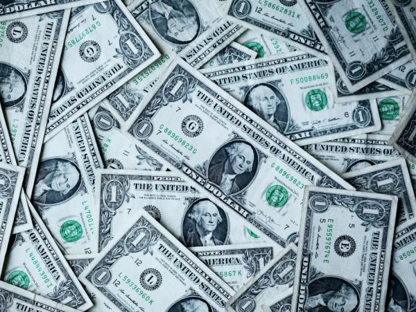 Dollar cuts the losses that led him to be below $ 3,900 this Friday