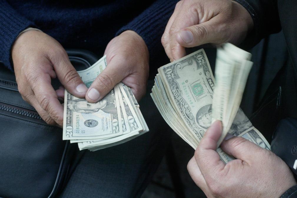 Dollar falls to its lowest level in more than five years and closes at S/3,479