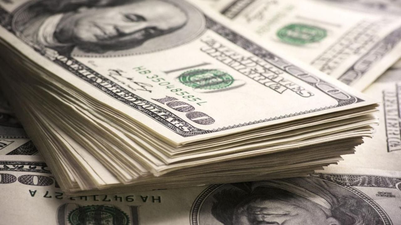 Dollar or fixed term: which one made more money in August