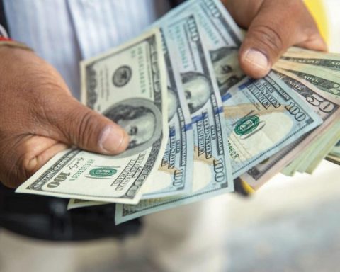 Dollar price rose to S/3,538 yesterday per second consecutive day