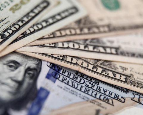 Dollar rises slightly to S/3,493