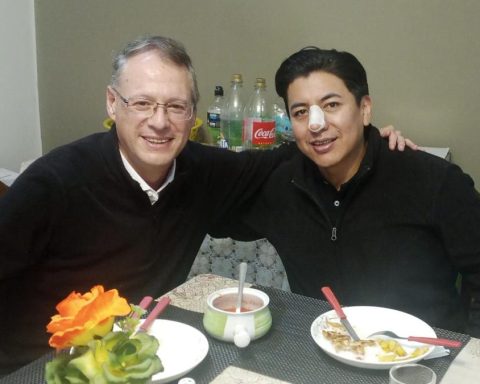 Dunn visit Pumari in his house arrest and asks for the release of all "political prisoners"