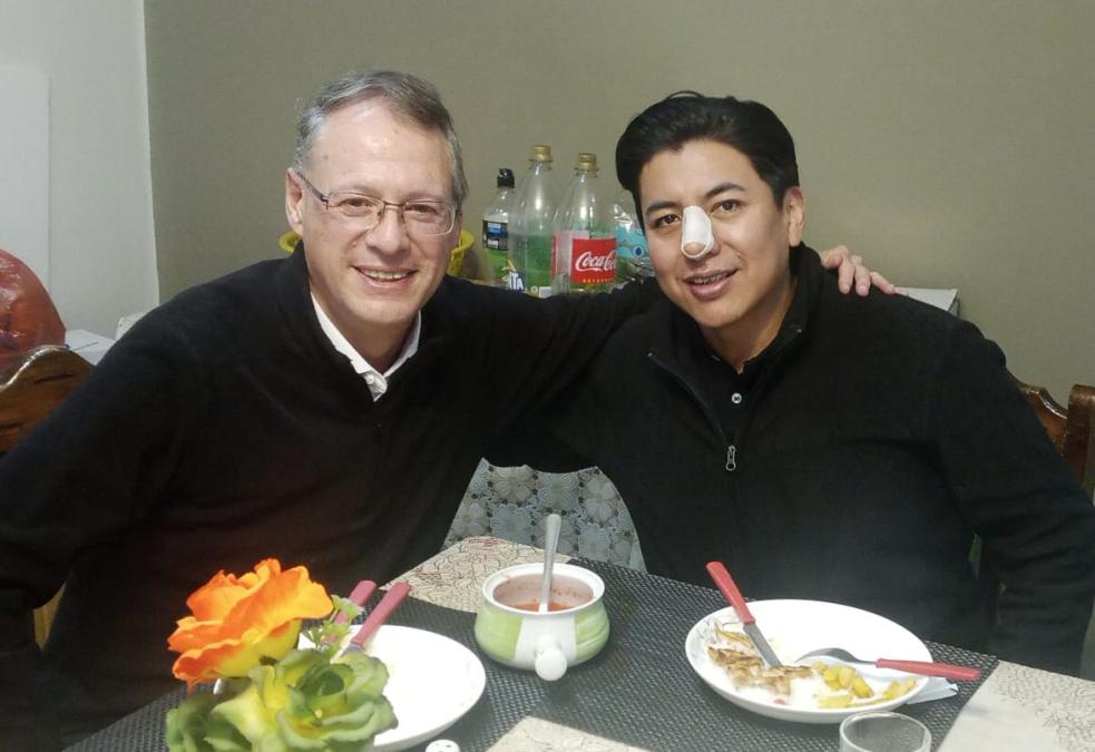 Dunn visit Pumari in his house arrest and asks for the release of all "political prisoners"