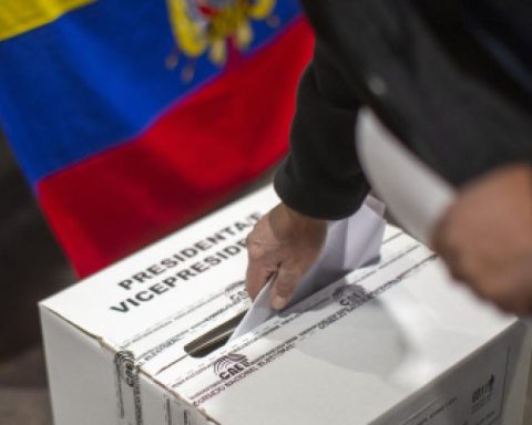 Ecuador government says that no entity can stop referendum in the electoral period