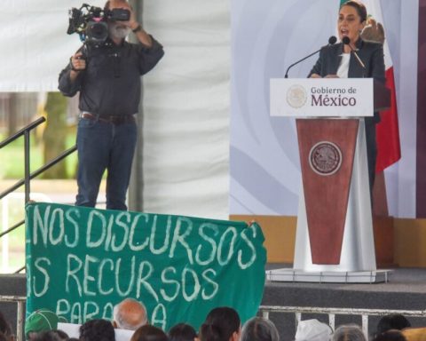 Edomex students demand Sheinbaum greater budget for their university