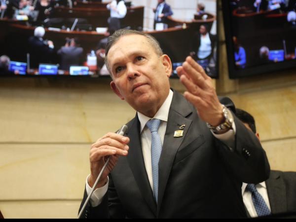 Efraín Cepeda, former president of the Senate, announced his aspiration to the presidency in 2026