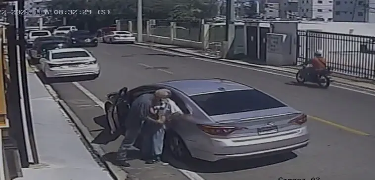 Adulto mayor es asaltado y agredido frente al Homs en Santiago; delincuentes huyeron