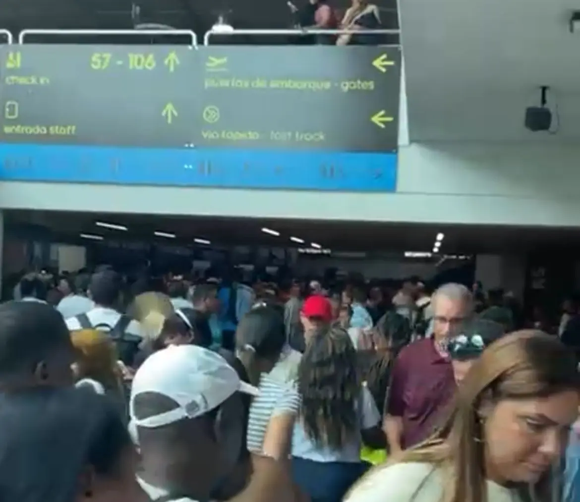Falla eléctrica causa caos en el Aeropuerto Internacional de Las Américas