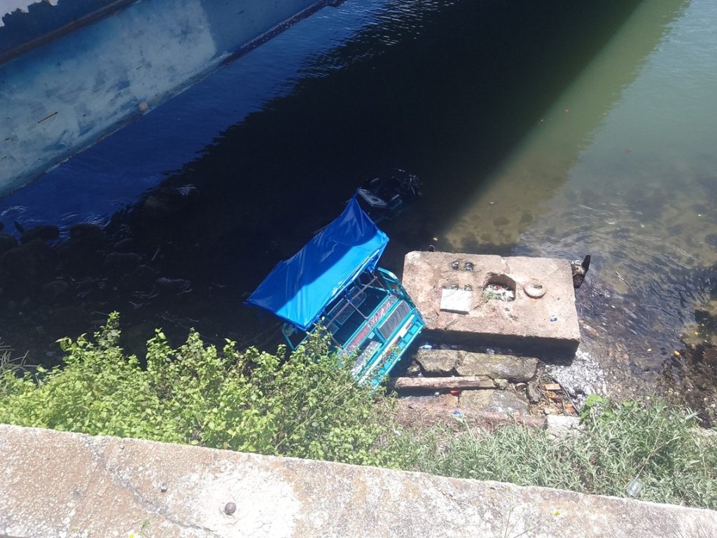 Electric tricycle falls to river in Matanzas and leaves eight people injured