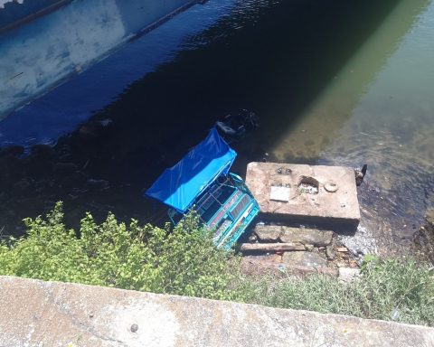 Electric tricycle falls to river in Matanzas and leaves eight people injured