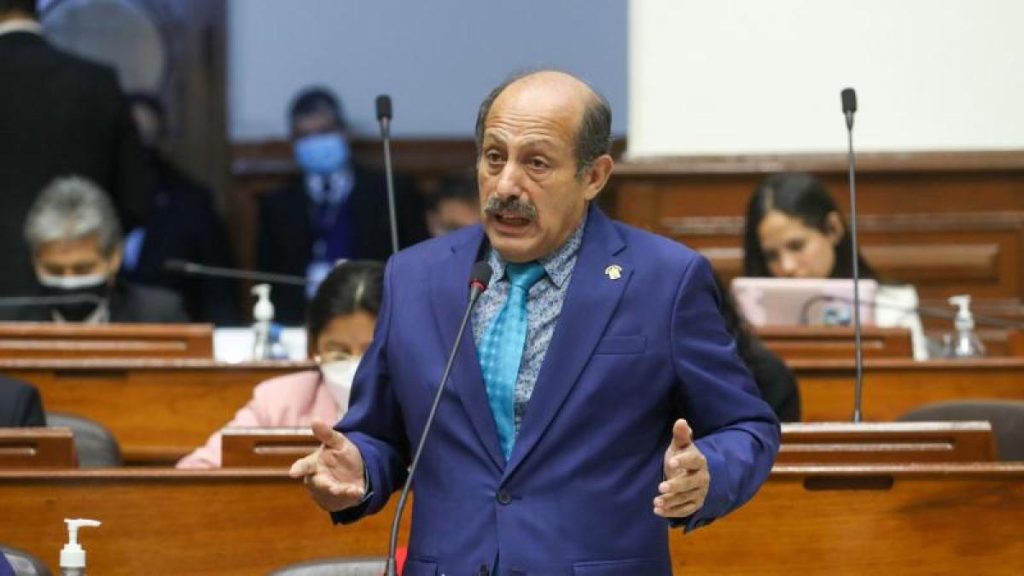 Ethics commission asks for discharges to congressman Héctor Valer for altercation with journalist