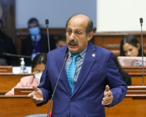 Ethics commission asks for discharges to congressman Héctor Valer for altercation with journalist