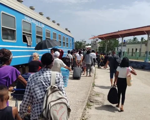 Pasajeros suben al tren Holguín-Habana