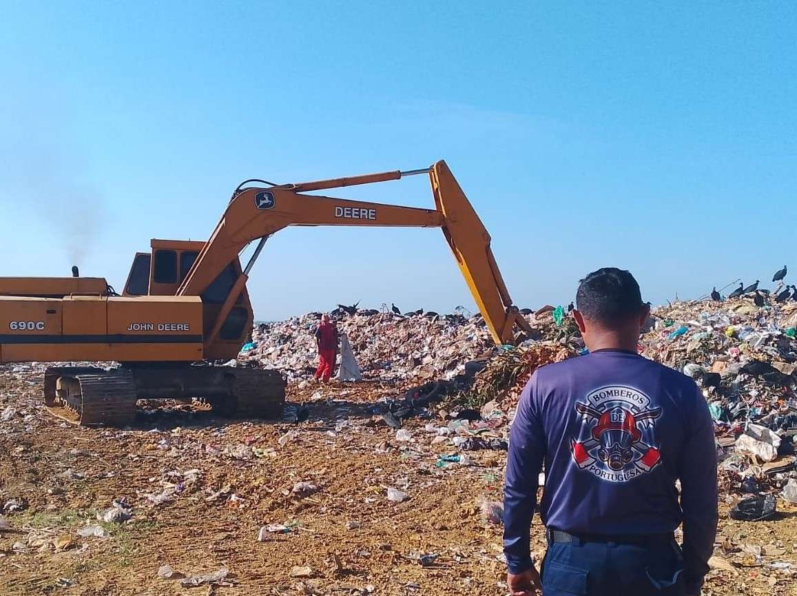 Extinguish fire in the municipal landfill of Guanare