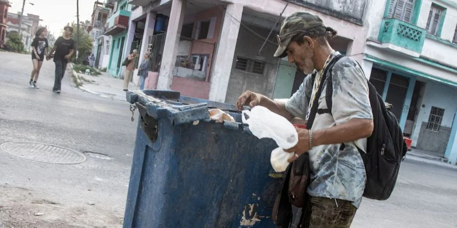 Un cubano hurga en la basura, en La Habana