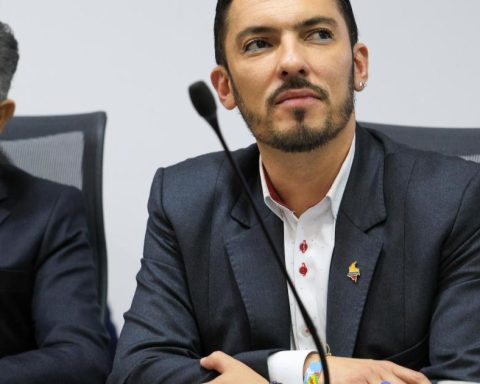 Failure to comply with the Petro Government in parity laws could take Juan Carlos Florián from the Ministry of Equality