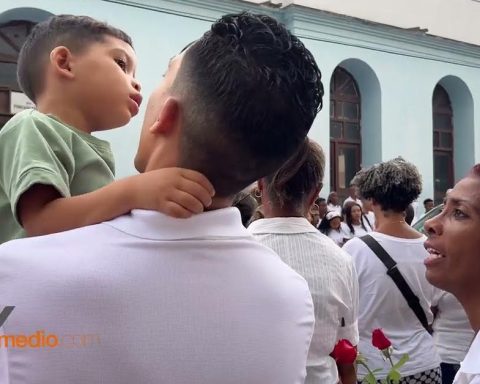 Faith procession in copper, between blackouts and vigils