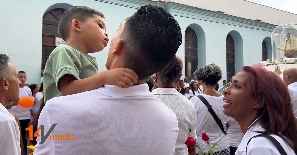 Faith procession in copper, between blackouts and vigils