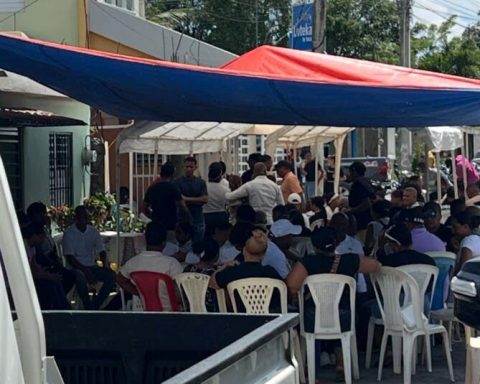 Fantino entierra a dos hermanos adolescentes ahogados en presa de Hatillo