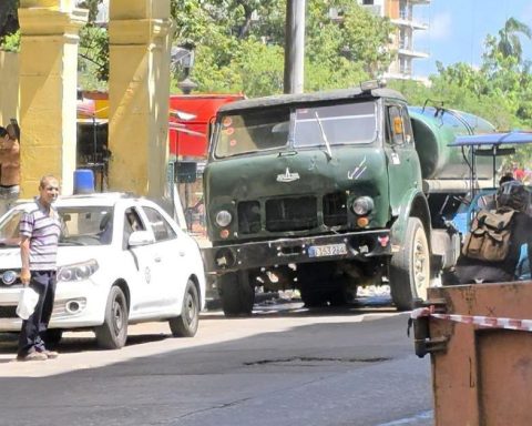 Fighting for water in Havana, mothers close a street with cubes and neighbors assault a pipe with machetes