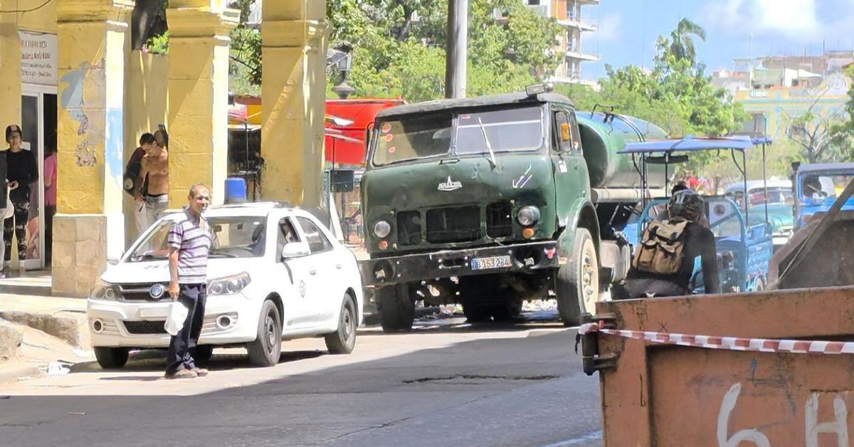 Fighting for water in Havana, mothers close a street with cubes and neighbors assault a pipe with machetes