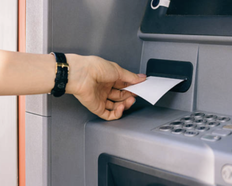 Financial entities warn about risks of throwing ATM receipts