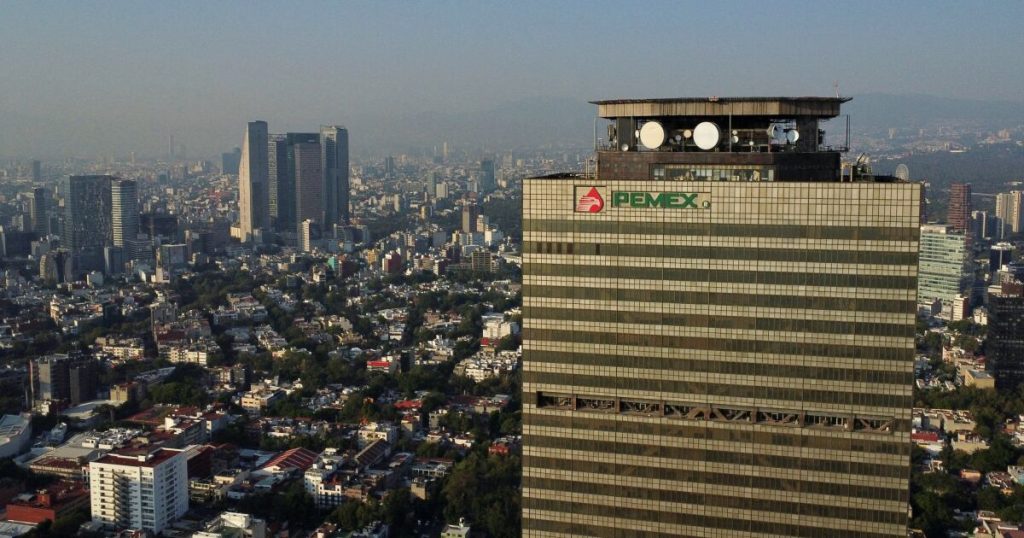 Fitch opens the possibility of a new increase in Pemex qualification