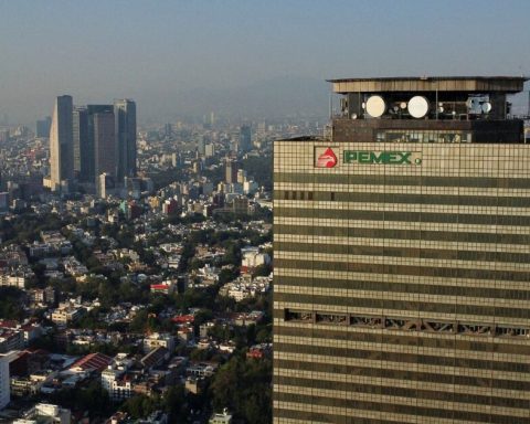 Fitch opens the possibility of a new increase in Pemex qualification