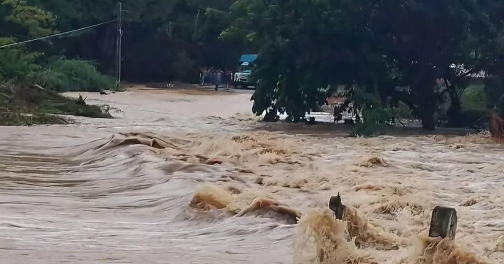 Five people rescue in Santiago de Cuba after overflowing a river through the rains