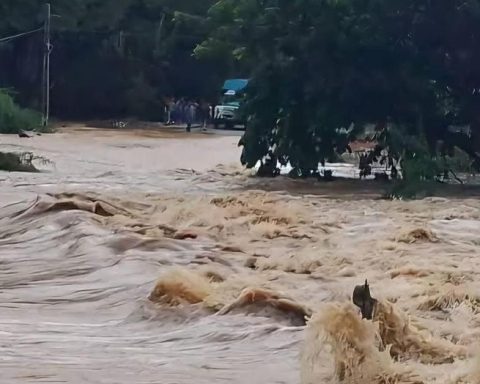 Five people rescue in Santiago de Cuba after overflowing a river through the rains