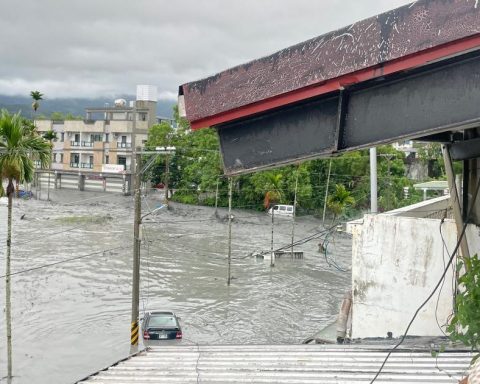 Floods for typhoon Ragasa cause at least fourteen deaths and hundreds of disappearances in Taiwan