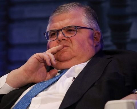 Former Banxico governors do not believe in cryptos and alert for historical disorder