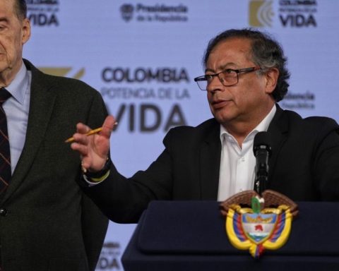 Former chancellor Álvaro Leyva insists on complaints against President Petro before the Accusations Commission