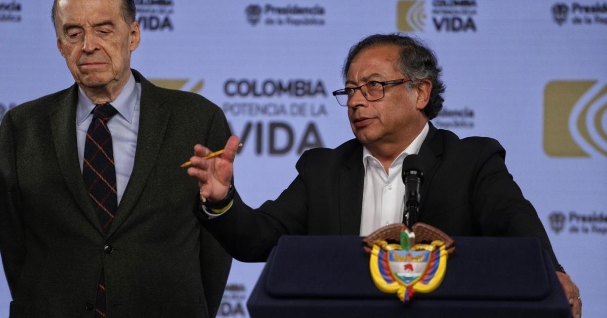 Former chancellor Álvaro Leyva insists on complaints against President Petro before the Accusations Commission