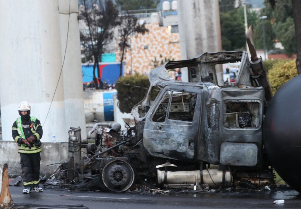 Four dead and ninety injured by explosion of a gas pipe in Mexico City